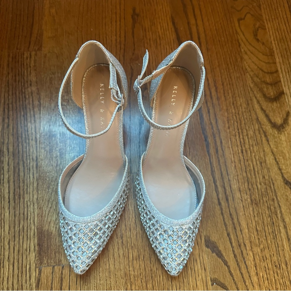 Kelly & Katie Heals with a Beautiful Sparkly Crystal Design. Like new. Size 9.5.